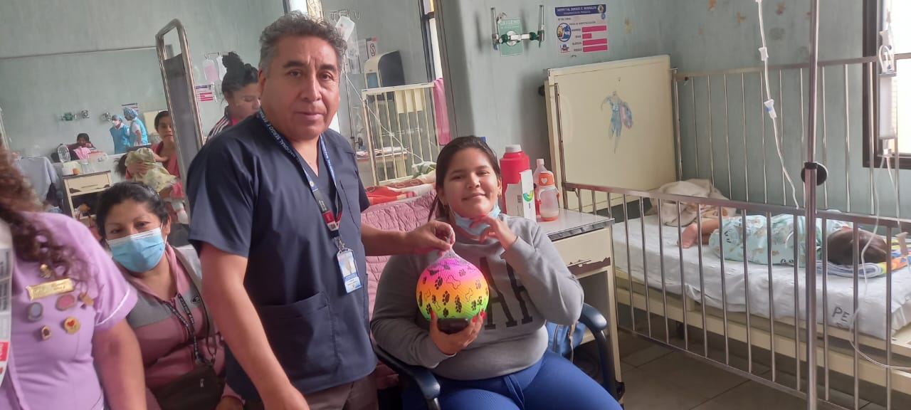 Director General del Hospital Nacional  Sergio  E. Bernales  junto al Voluntariado Comunitario Génesis entregaron regalos a los niños en su día.