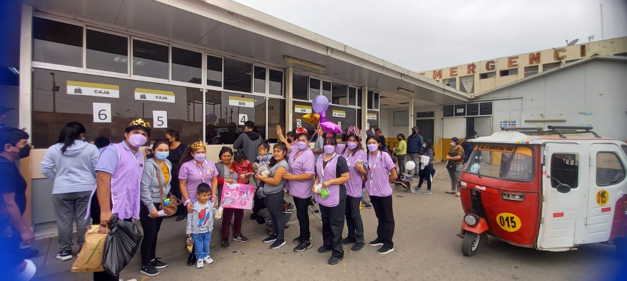 Director General del Hospital Nacional  Sergio  E. Bernales  junto al Voluntariado Comunitario Génesis entregaron regalos a los niños en su día.