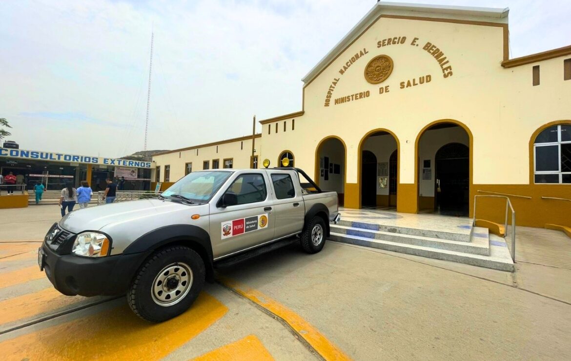 La Oficina de Servicios Generales del Hospital Nacional Sergio E. Bernales realiza el mantenimiento correctivo de camioneta para el transporte de usuarios de nuestra institución.