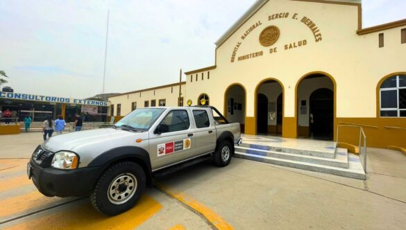 La Oficina de Servicios Generales del Hospital Nacional Sergio E. Bernales realiza el mantenimiento correctivo de camioneta para el transporte de usuarios de nuestra institución.