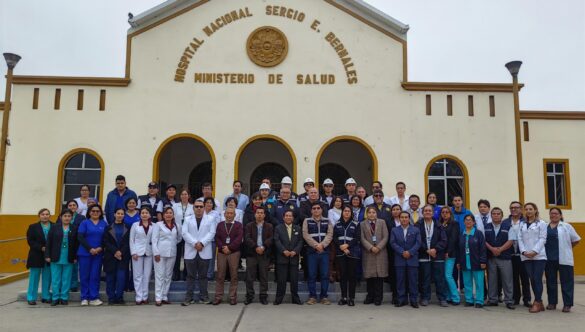 Hospital Nacional Sergio E. Bernales realiza izamiento de bandera en conmemoración del Día de la Bandera